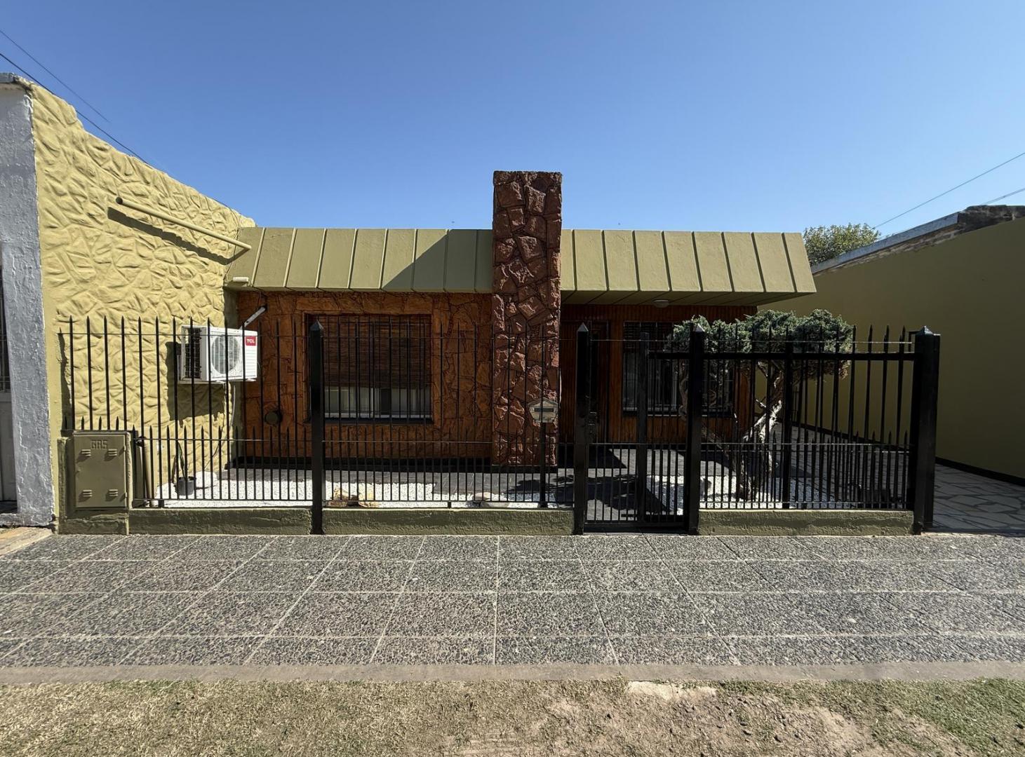 CASA CON TRES HABITACIONES, EXCELENTE ESTADO.