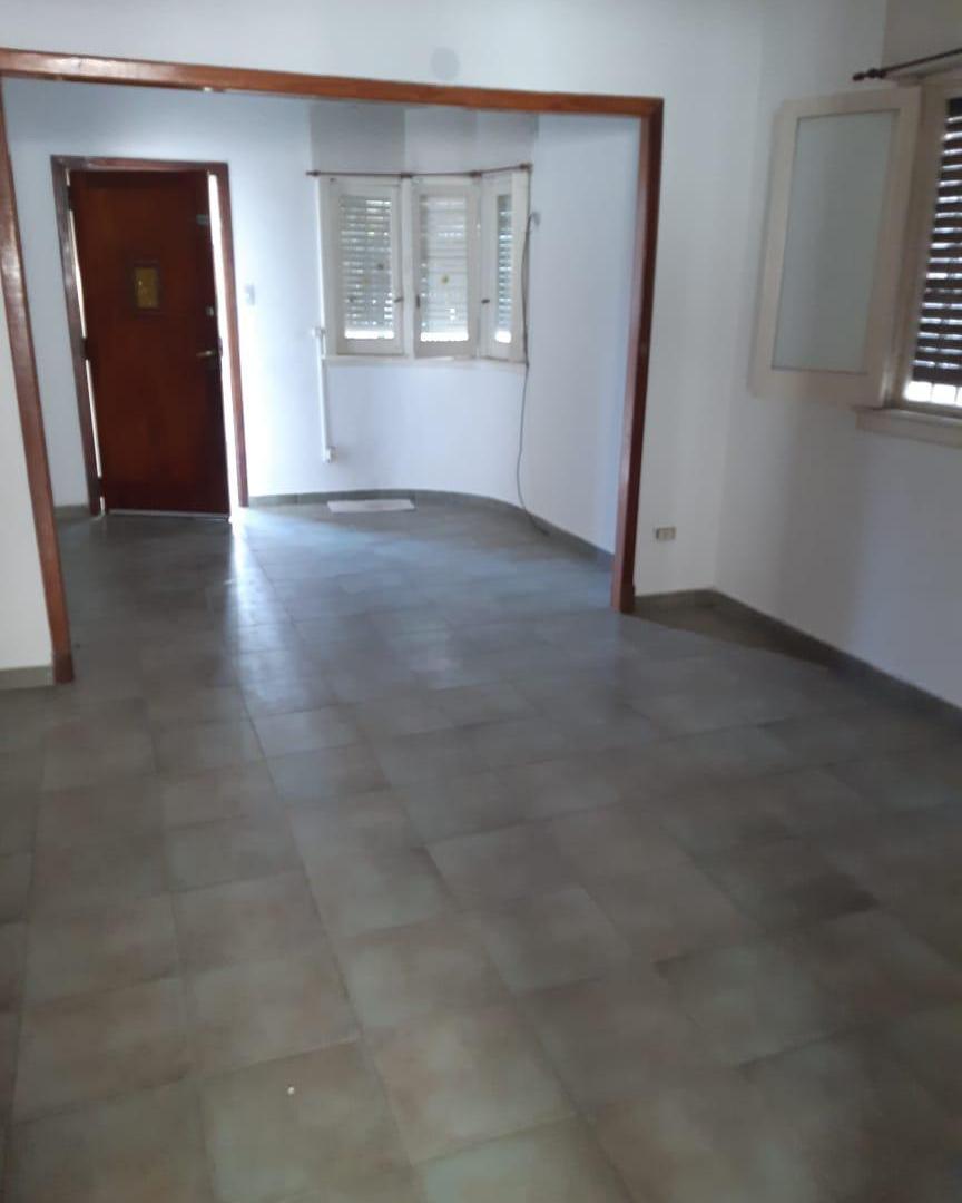 SE ALQUILA CASA CON DOS HABITACIONES.- EXCELENTE UBICACION