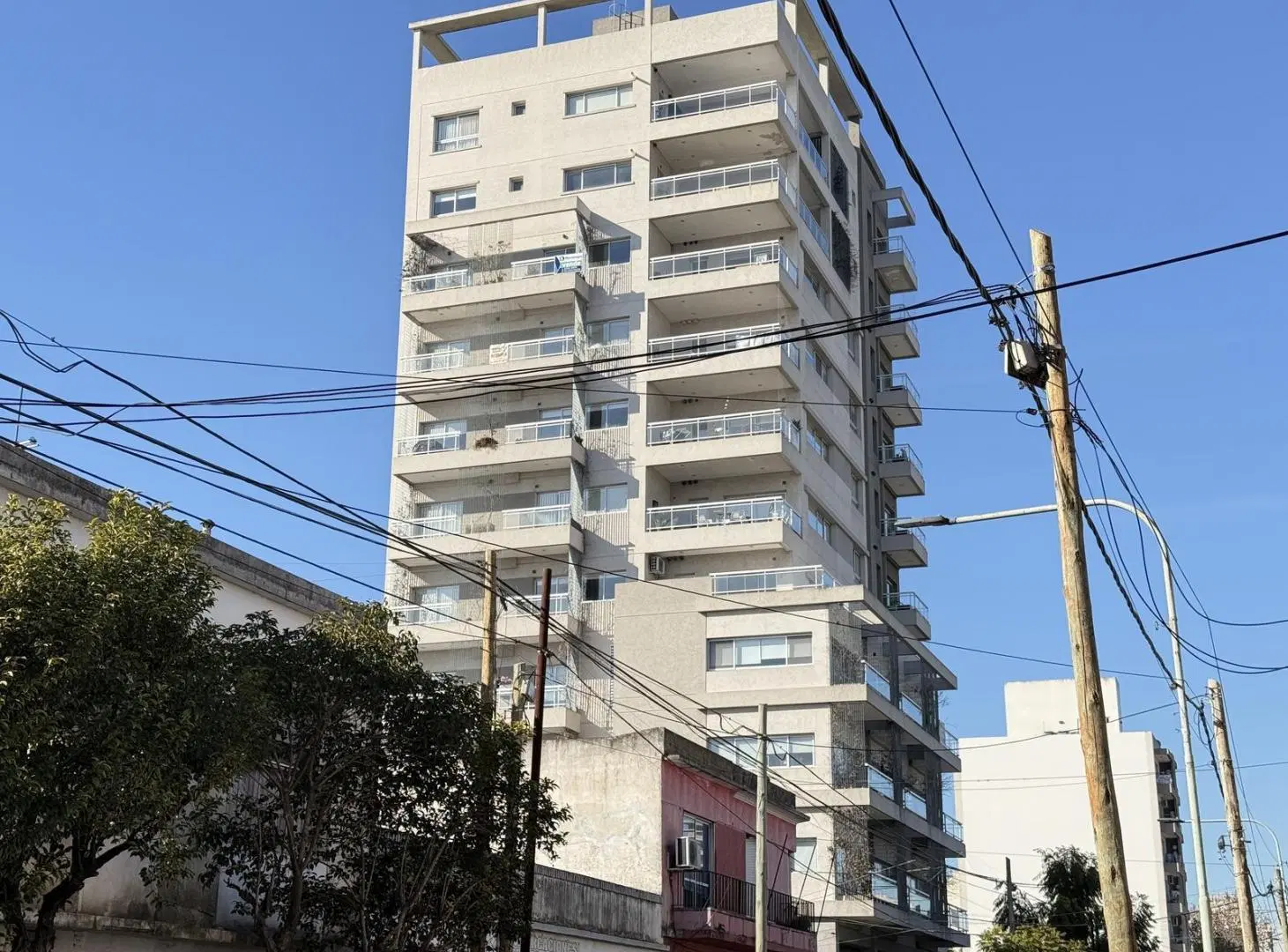 Departamento dos ambientes en venta con cochera cubierta. Centro de Berazategui 2