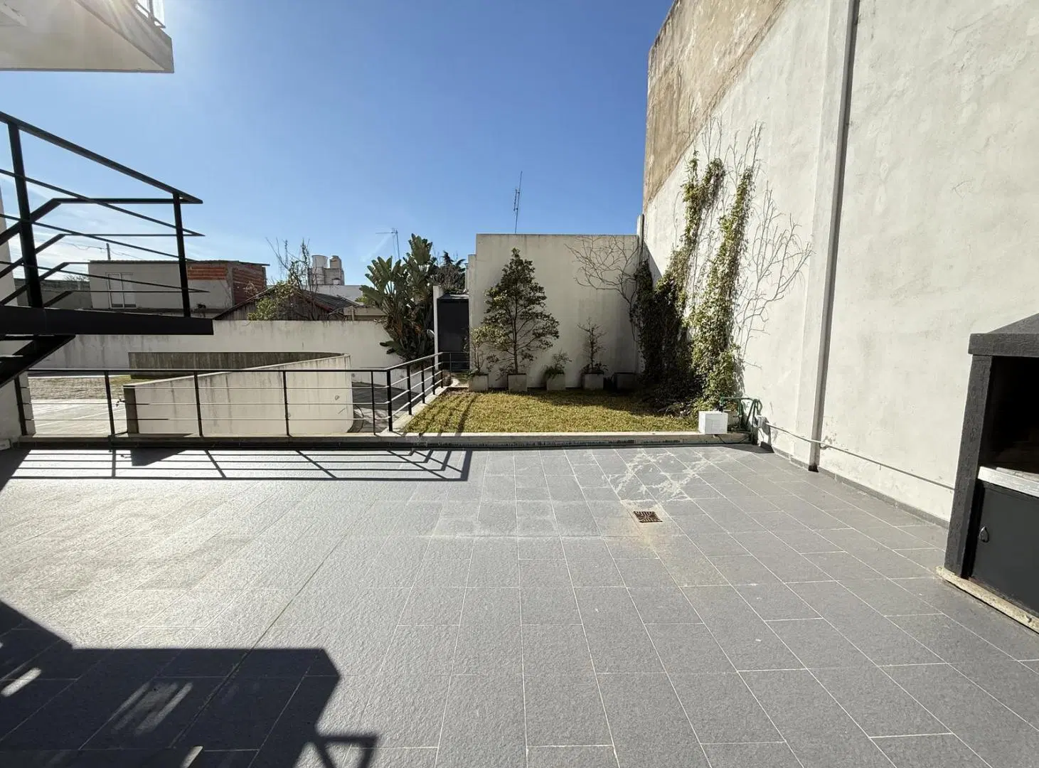 Departamento dos ambientes en venta con cochera cubierta. Centro de Berazategui 1