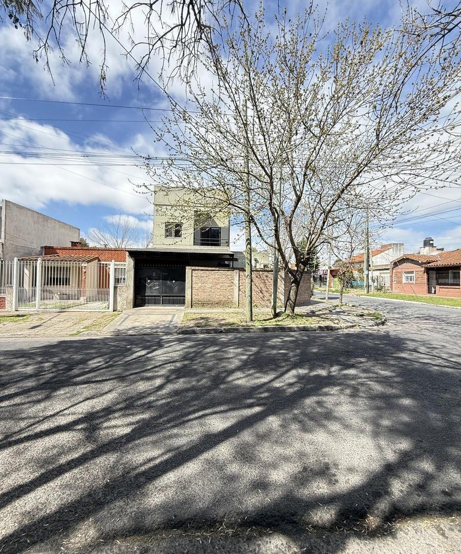 Foto de SE VENDE AMPLIA CASA CON LOCAL EN PLENO CENTRO, imagen 2