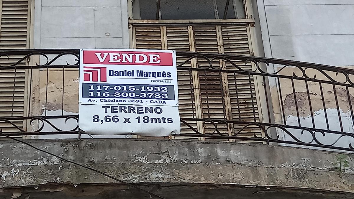 Casa con Local Gigante Sobre Av Boedo Terreno Propio 5