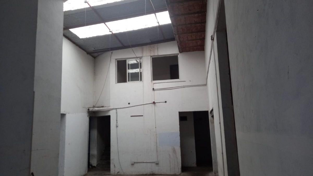 Foto de Versátil lote propio en esquina con local y/o depósito con oficinas., imagen 2