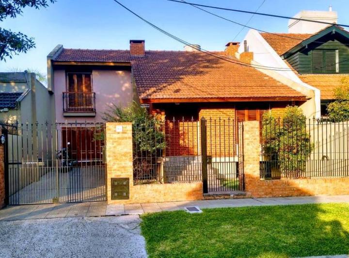Chalet 3 dormitorios. 3 baños. Jardin. Quincho. Buen estado gral.