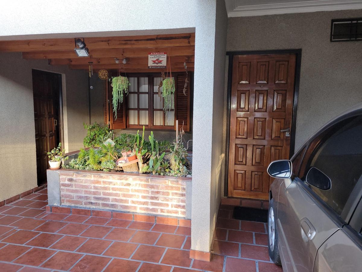 75 e/ 8 y 9 - Casa 5 dormitorios