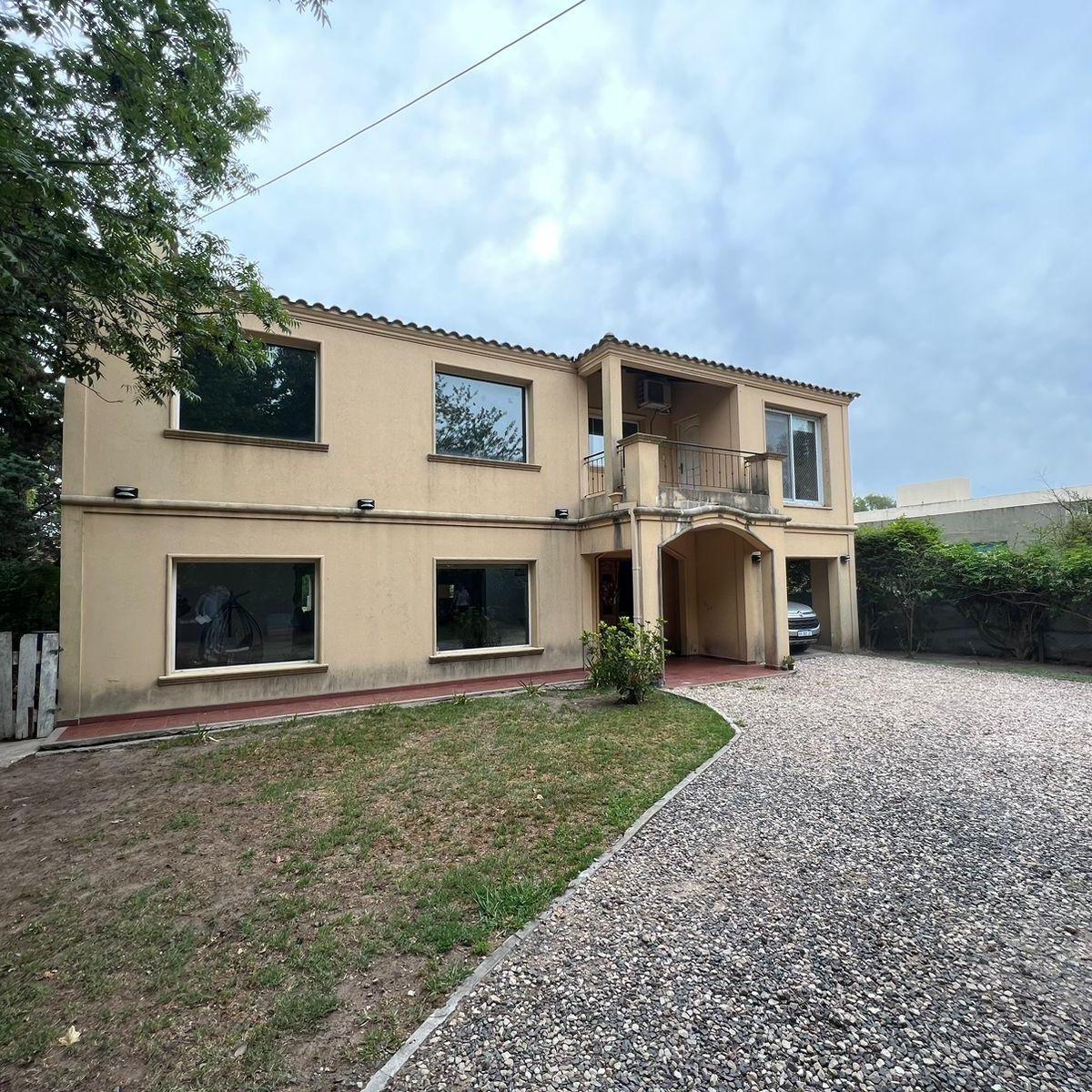HERMOSA CASA 5 AMBIENTES EN VENTA SOBRE IMPONENTE LOTE.