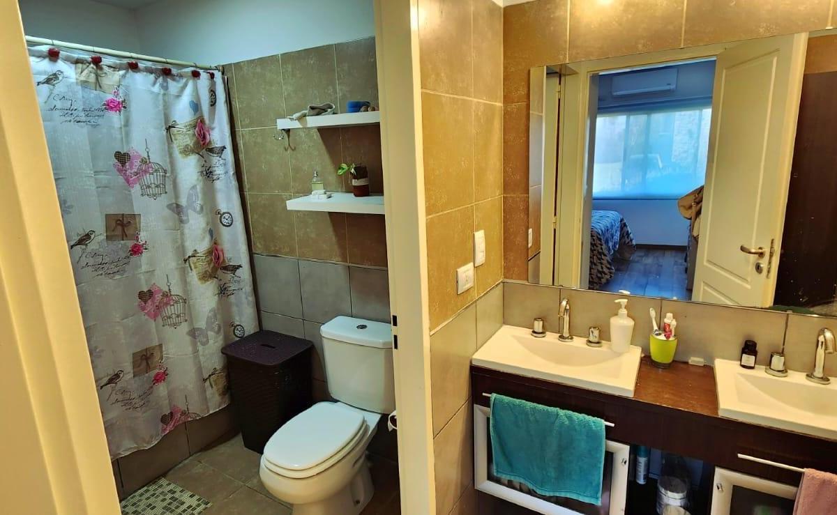 HERMOSA CASA EN VENTA DE 4 AMBIENTES EN BARRIO LOS ROBLES