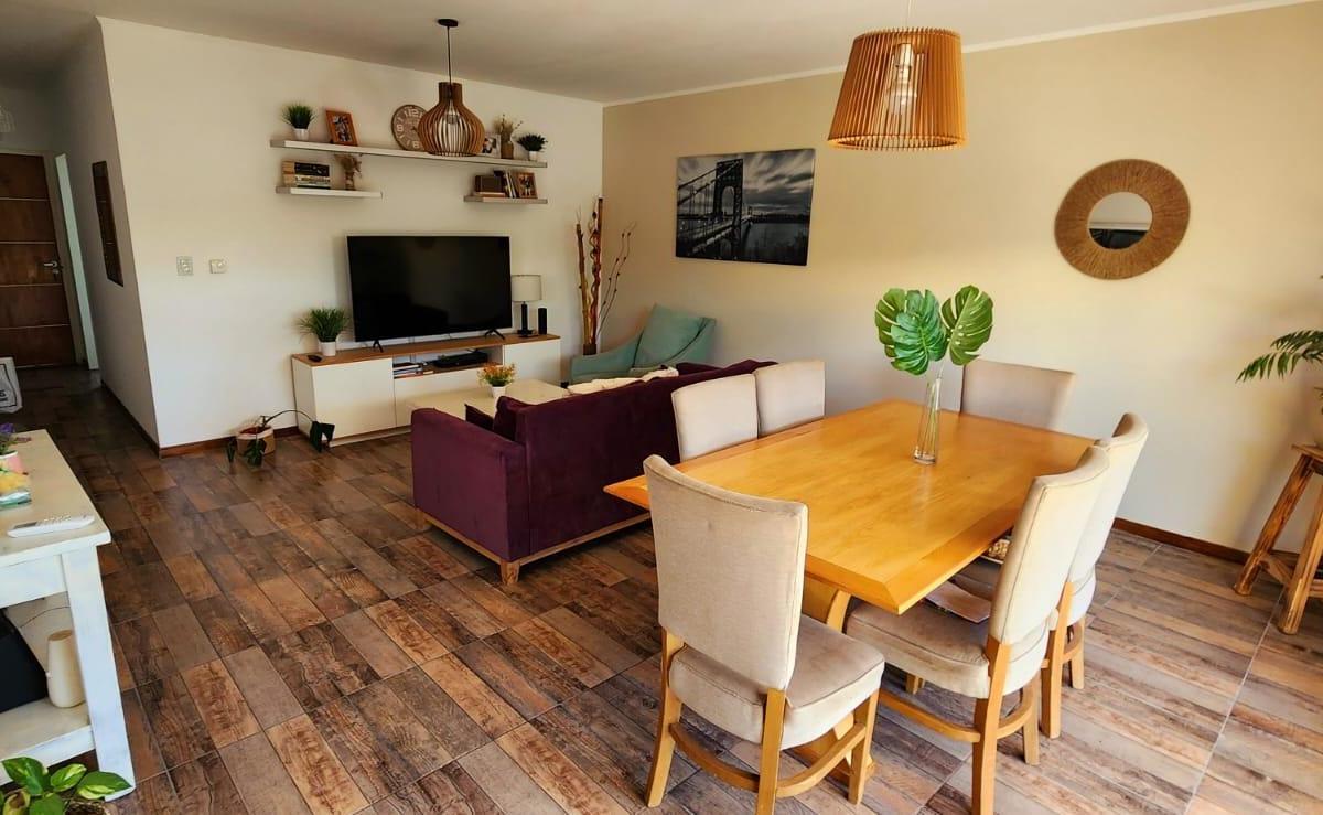 Foto de HERMOSA CASA EN VENTA DE 4 AMBIENTES EN BARRIO LOS ROBLES, imagen 2