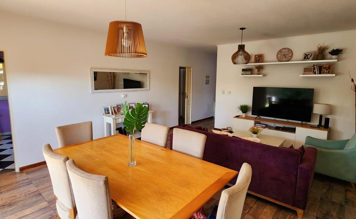 Foto de HERMOSA CASA EN VENTA DE 4 AMBIENTES EN BARRIO LOS ROBLES, imagen 4