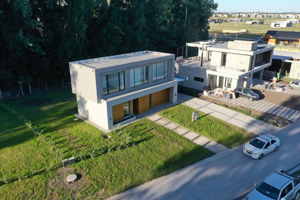 HERMOSA CASA A ESTRENAR EN VENTA 4 AMBIENTES EN EL BARRIO LARES DE CANNING