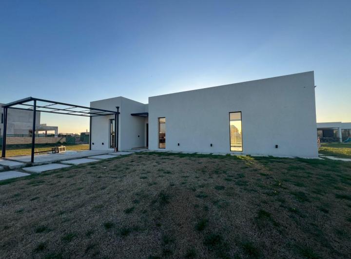 HERMOSA CASA 3 AMBIENTES EN ALQUILER EN EL BARRIO PRIVADO LARES DE CANNING !! 1
