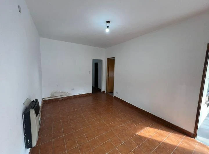 LINDA CASA 3 AMBIENTES EN ALQUILER CON COCHERA Y JARDIN !! 3