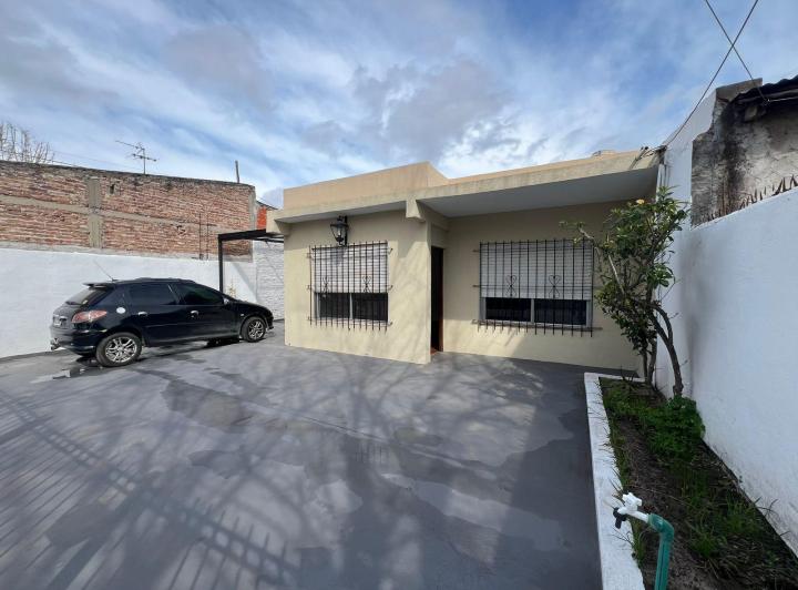 LINDA CASA 3 AMBIENTES EN ALQUILER CON COCHERA Y JARDIN !! 1