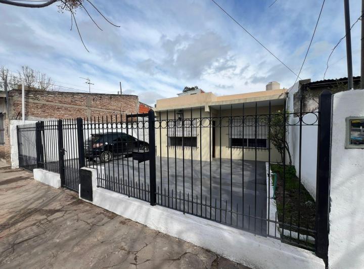 LINDA CASA 3 AMBIENTES EN ALQUILER CON COCHERA Y JARDIN !! 2