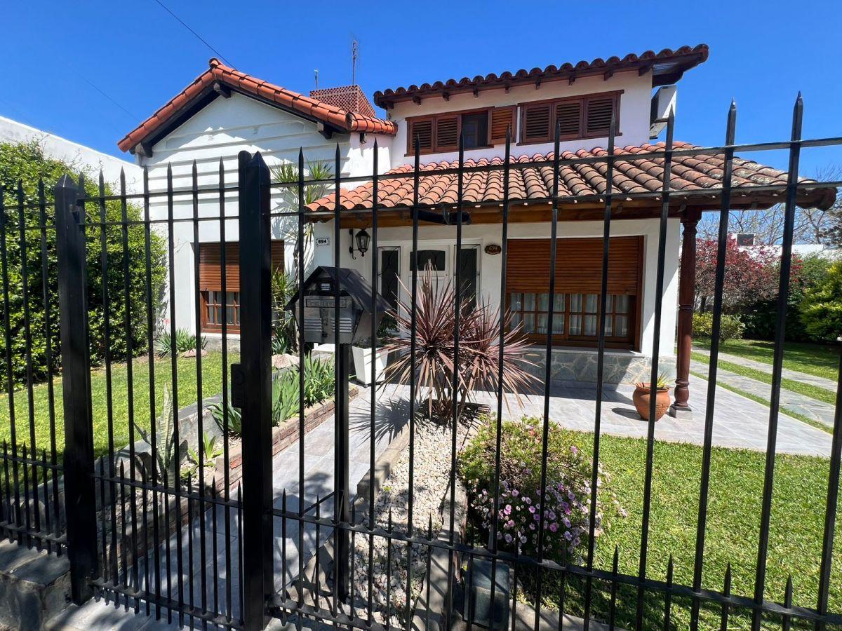 HERMOSA CASA 4 AMBIENTES EN VENTA CON DOS LOCALES SOBRE ZONA COMERCIAL !