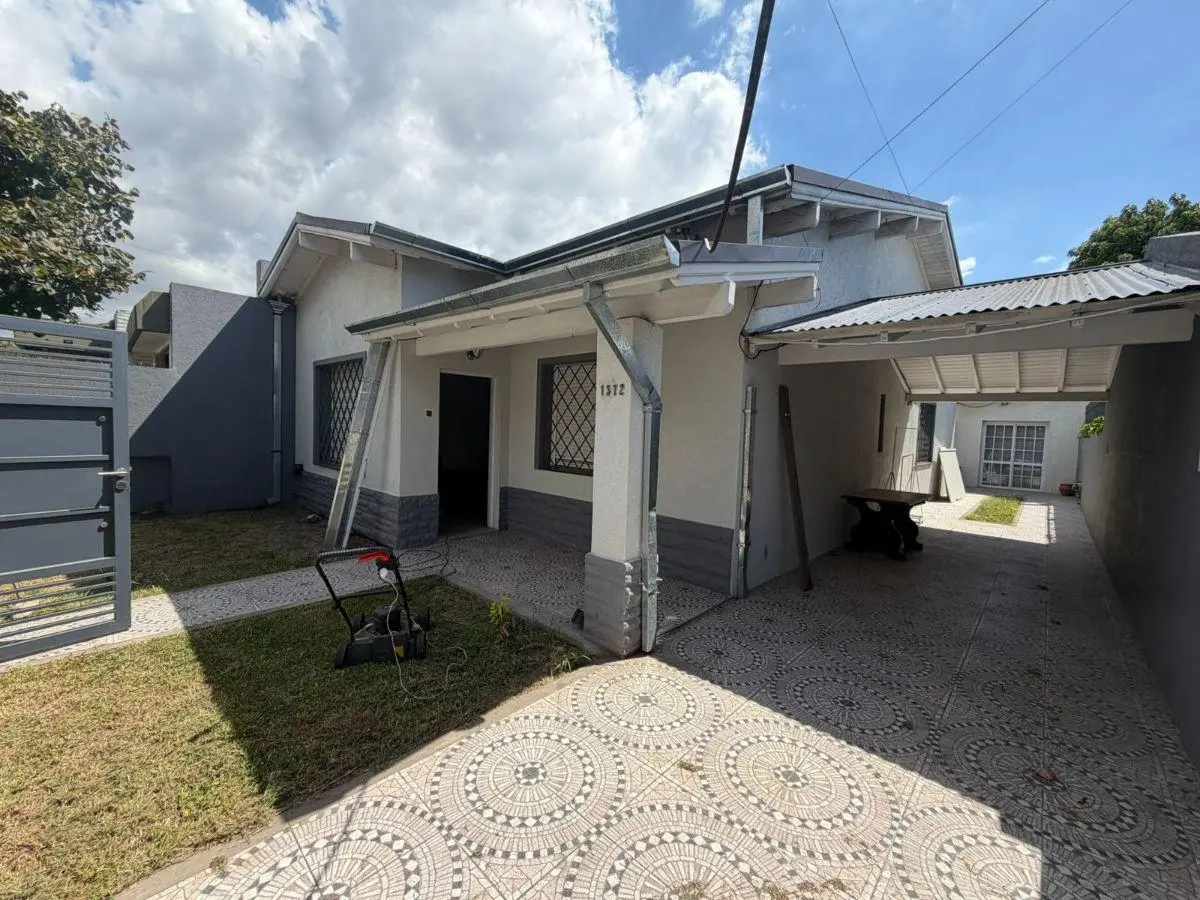 HERMOSA CASA MINIMALISTA 4 AMBIENTES EN VENTA EN BUENA ZONA !!! 5