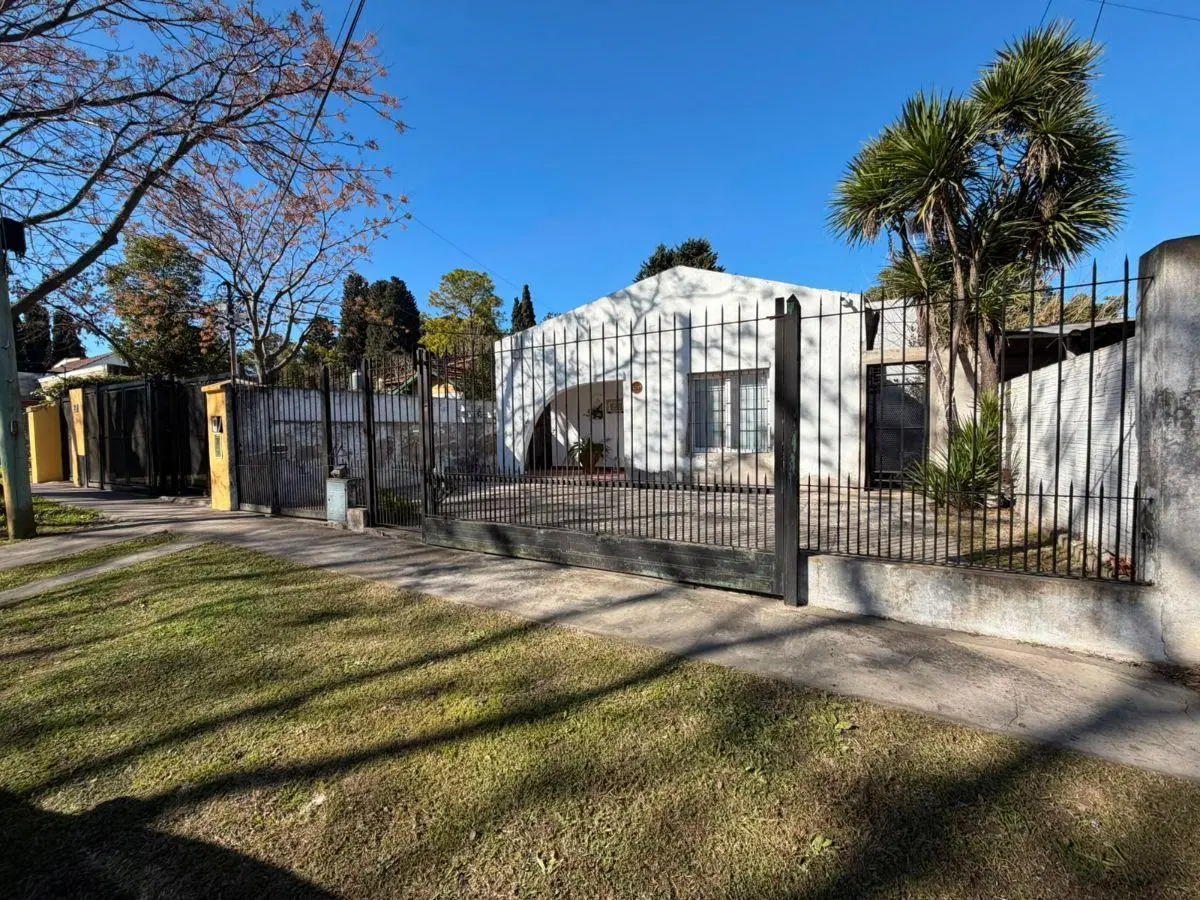 LINDA CASA 4 AMBIENTES EN VENTA, REFACCIONADA A NUEVA !!! 1