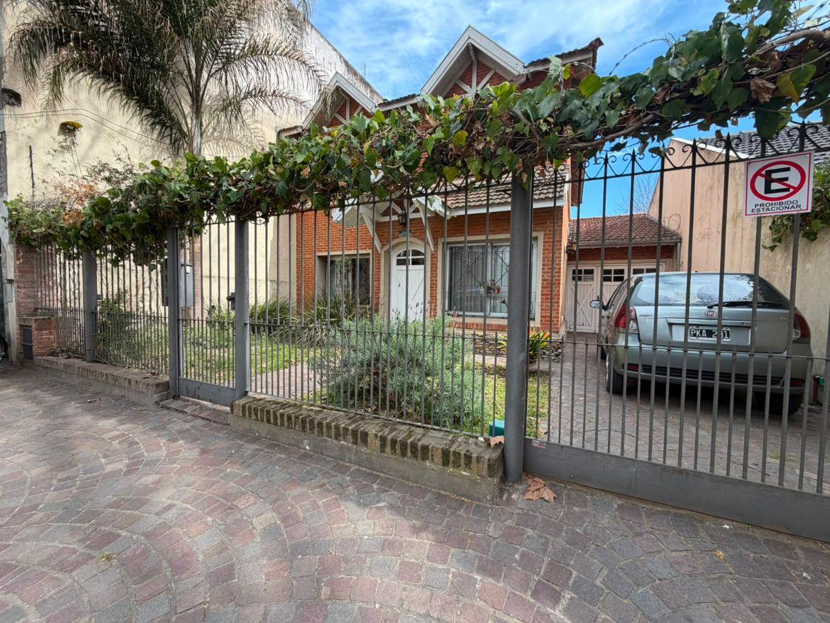 Foto de HERMOSA CASA 5 AMBIENTES EN VENTA EN ZONA RESIDENCIAL - APTA CRÉDITO, imagen 2