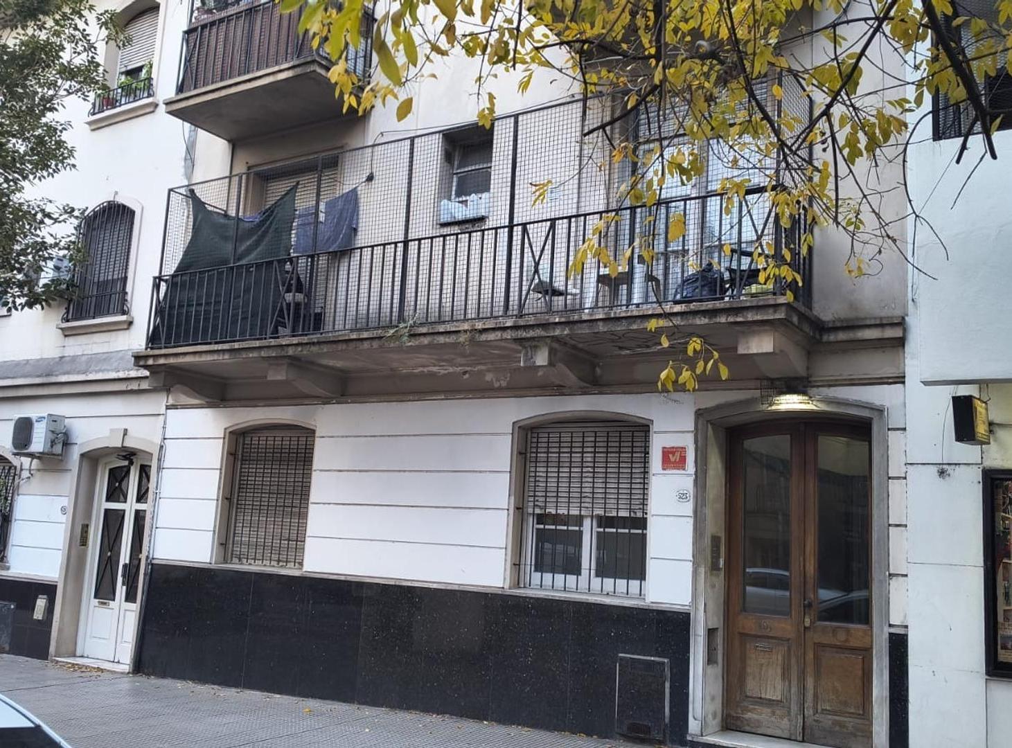 Amplios departamento 2 ambientes por escalera en Venta