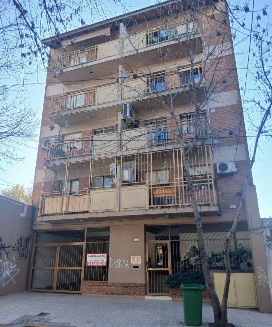 DOS AMBIENTES MUY AMPLIO CON DORMITORIO EN ENTREPISO CON BALCONEO