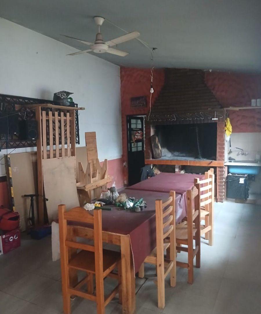 Foto de AMPLIA CASA CON JARDIN Y QUINCHO, imagen 3