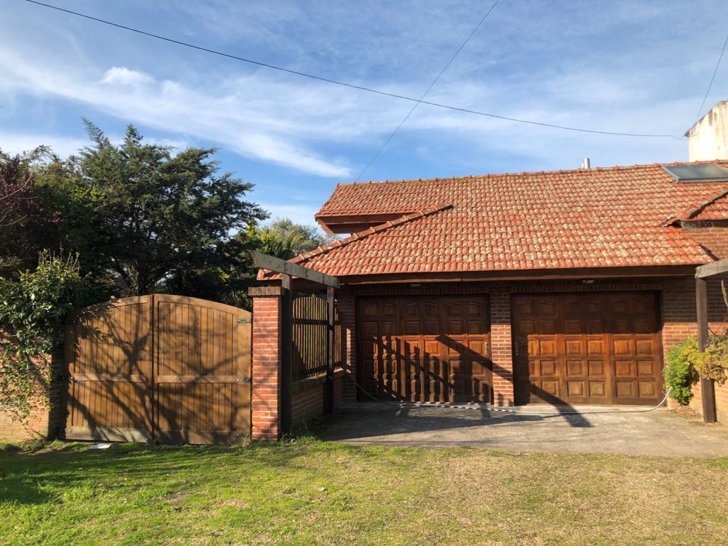 CASA EN VENTA DE CUATRO AMBIENTES CON PILETA Y QUINCHO CUBIERTO SOBRE LOTE DE 900M2 - OPORTUNIDAD