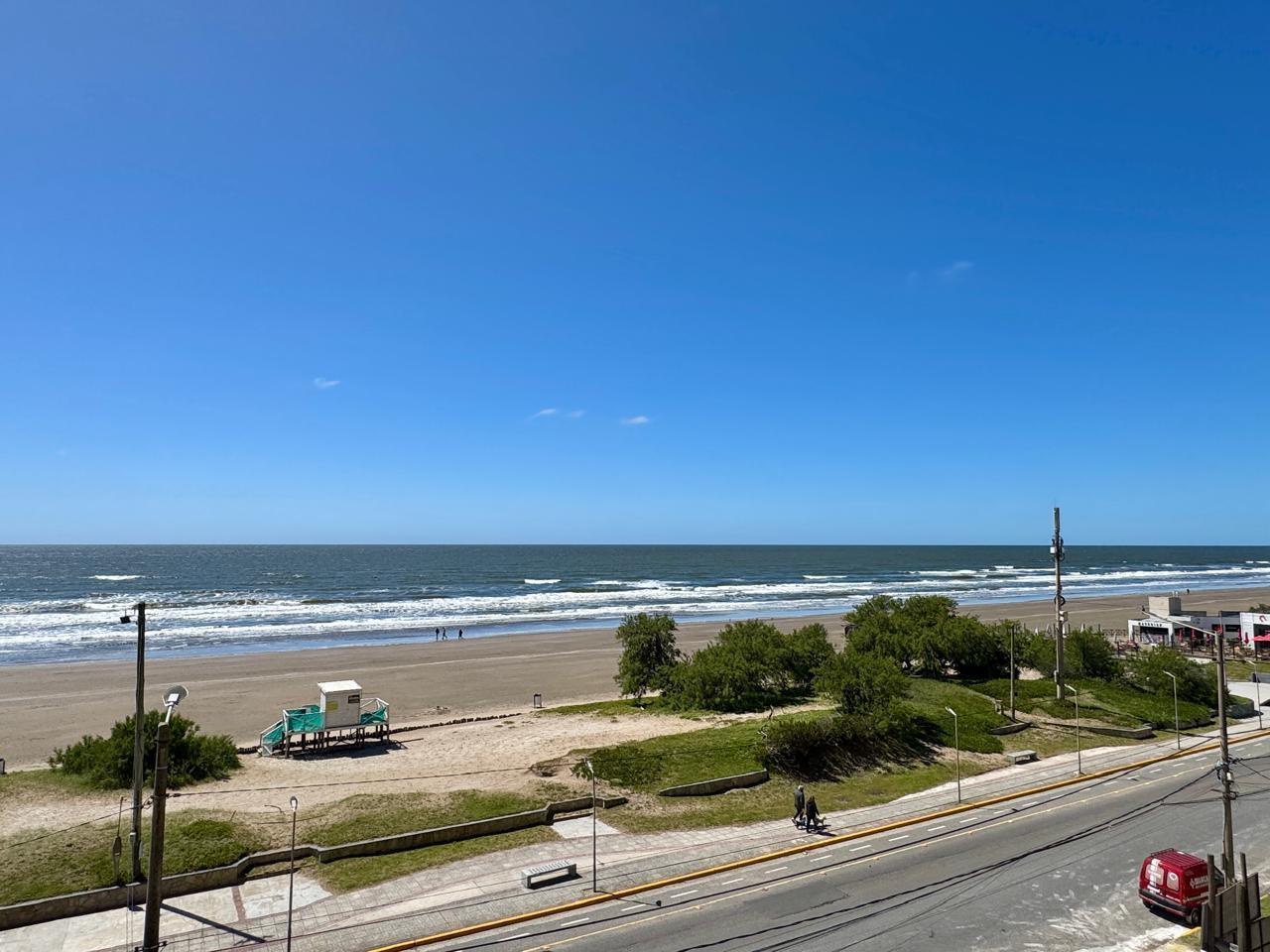 VENTA - DEPARTAMENTO CUATRO AMBIENTES EN SAN BERNARDO CON COCHERA VISTA AL MAR.-
