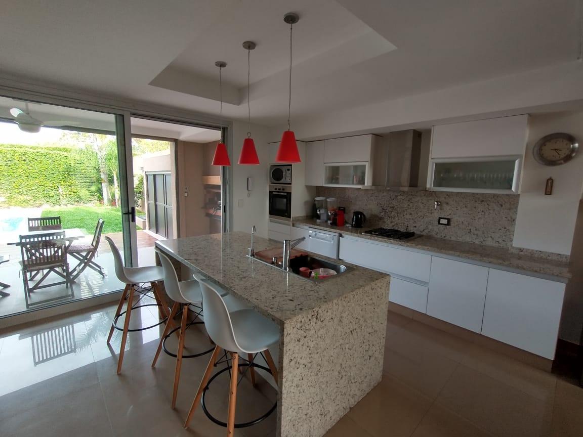 Casa 4 Ambientes, con Cochera, Parque y Piscina, Residencial, Quilmes. 2