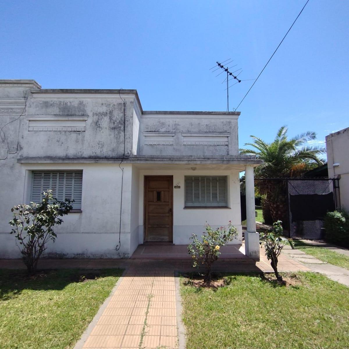 Casa 3 Ambientes con Espacio Verde, Cochera y Departamento, Quilmes Oeste. 1