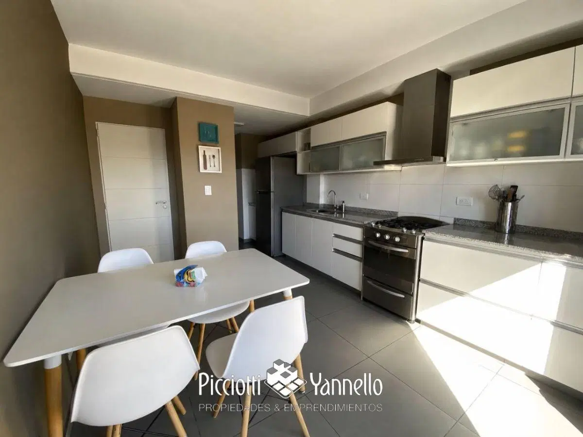Departamento (piso) con cochera y bauleras, Bernal centro. 3