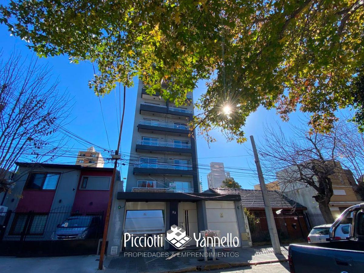 Departamento (piso) con cochera y bauleras, Bernal centro.