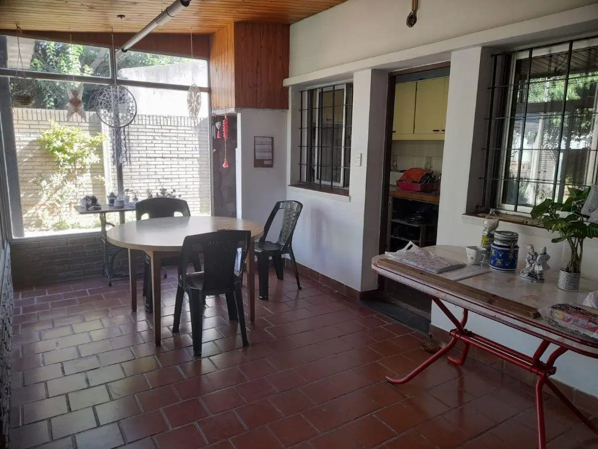 Casa tipo chalet de 4 ambientes y parque, Florencio Varela 5