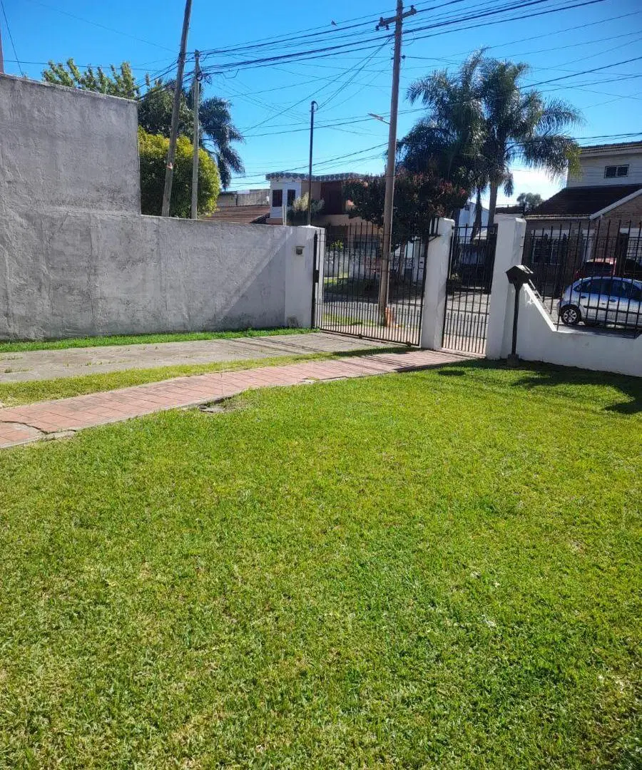 Casa tipo chalet de 4 ambientes y parque, Florencio Varela 2