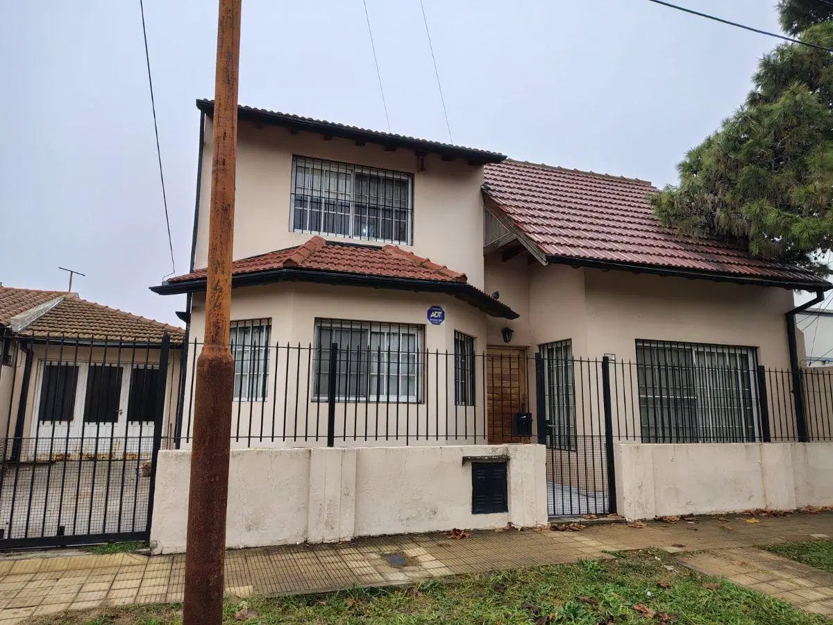 Casa de 3 ambientes con patio y garage. Don Bosco Oeste. 2