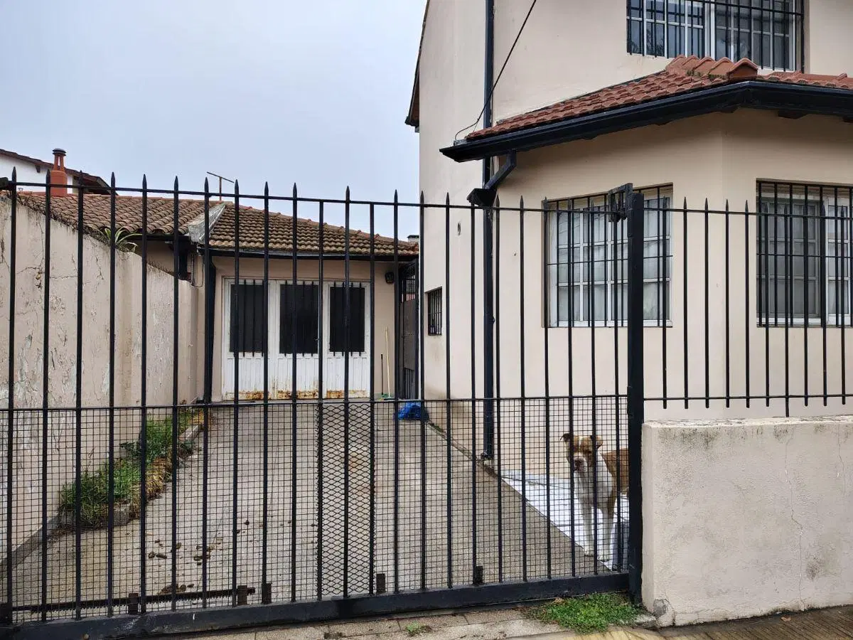 Casa de 3 ambientes con patio y garage. Don Bosco Oeste. 1
