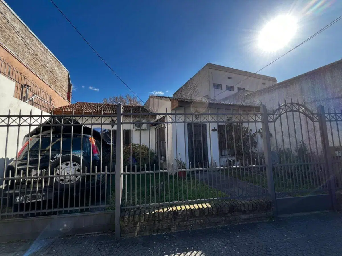 Casa de 4 ambientes con cochera y patio, Bernal centro 5