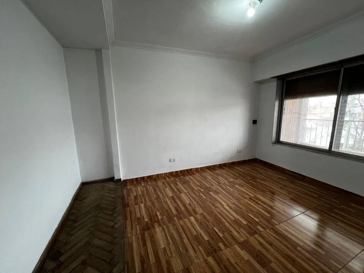 Departamento tipo casa de 3 ambientes con terraza, Bernal Oeste. 2