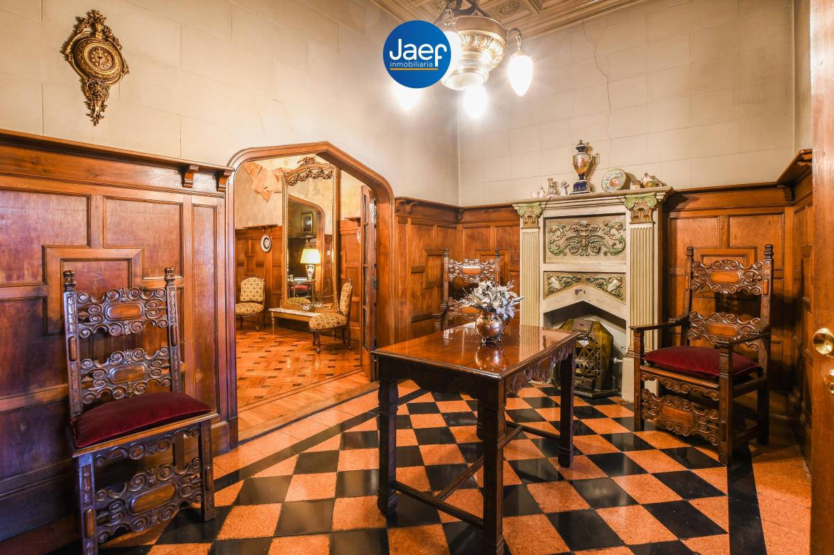 Imponente Casa de Estilo con Enorme Parque, Pileta y Quincho 1