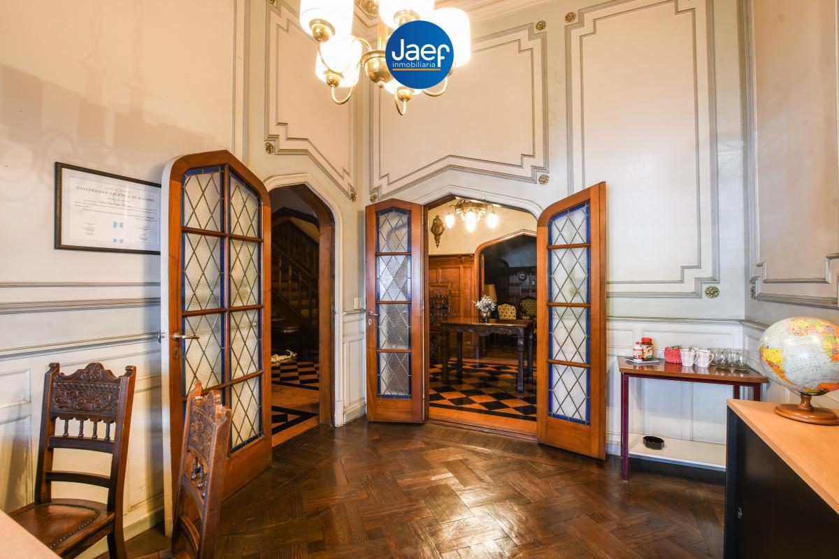 Imponente Casa de Estilo con Enorme Parque, Pileta y Quincho 1