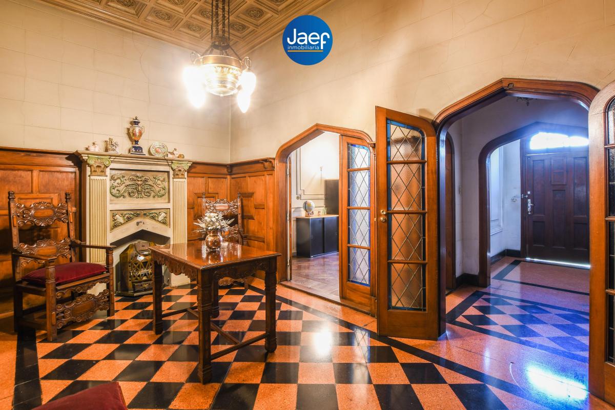 Imponente Casa de Estilo con Enorme Parque, Pileta y Quincho 2