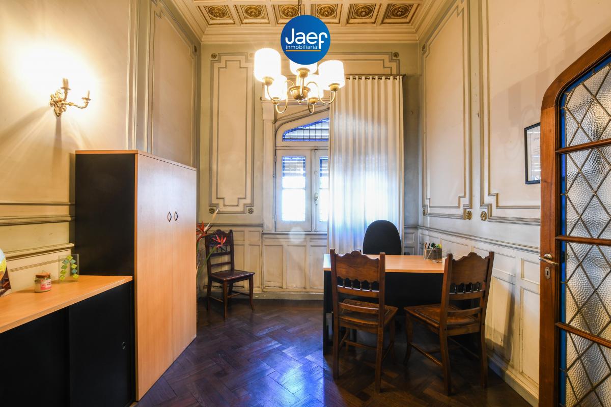 Imponente Casa de Estilo con Enorme Parque, Pileta y Quincho 5