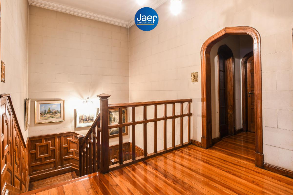 Imponente Casa de Estilo con Enorme Parque, Pileta y Quincho 3