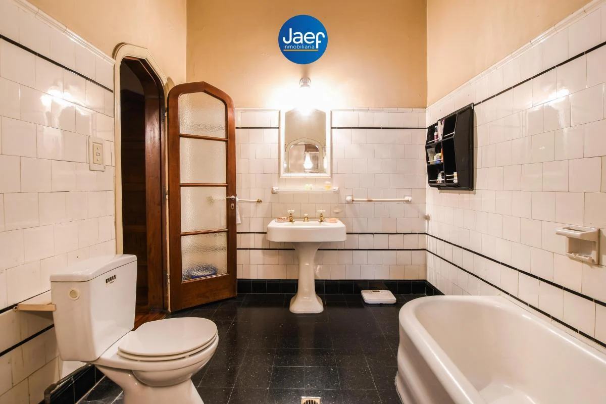Imponente Casa de Estilo con Enorme Parque, Pileta y Quincho 5