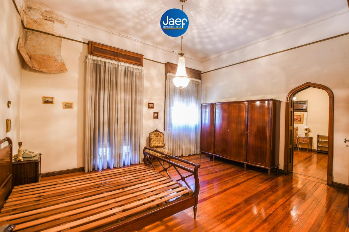 Imponente Casa de Estilo con Enorme Parque, Pileta y Quincho 4