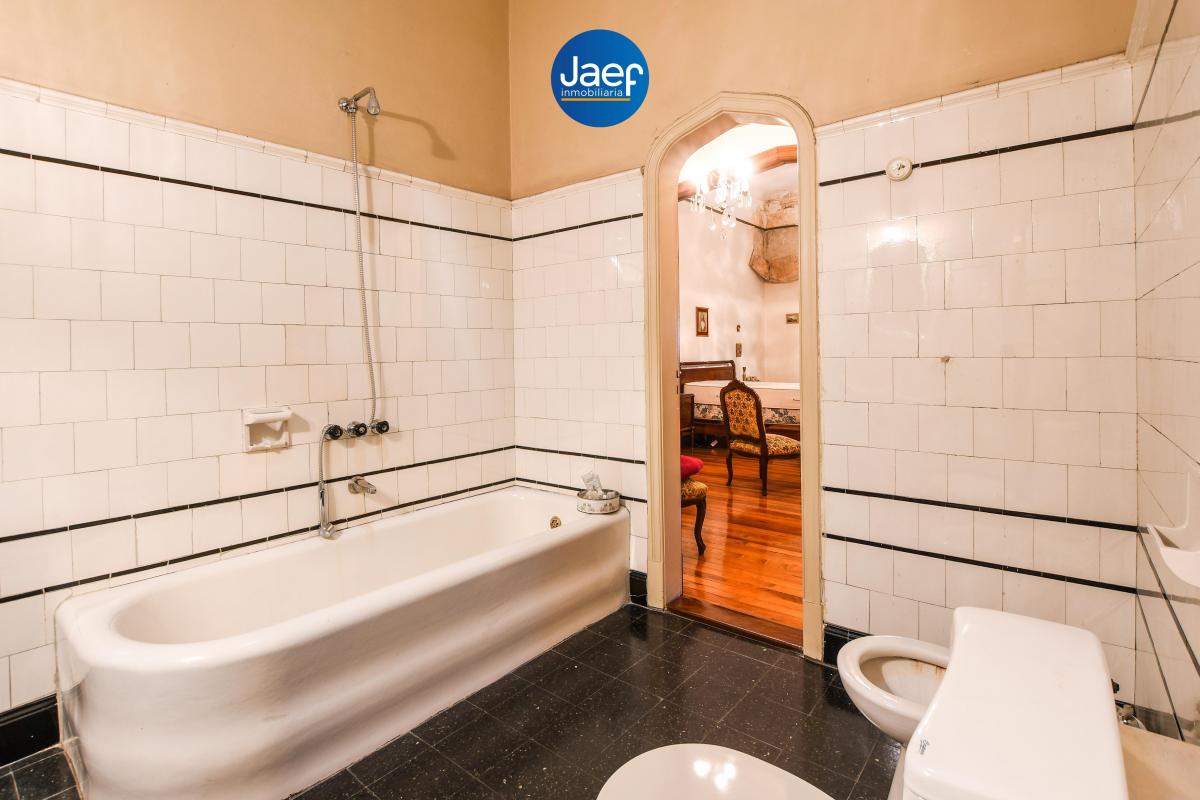 Imponente Casa de Estilo con Enorme Parque, Pileta y Quincho 2
