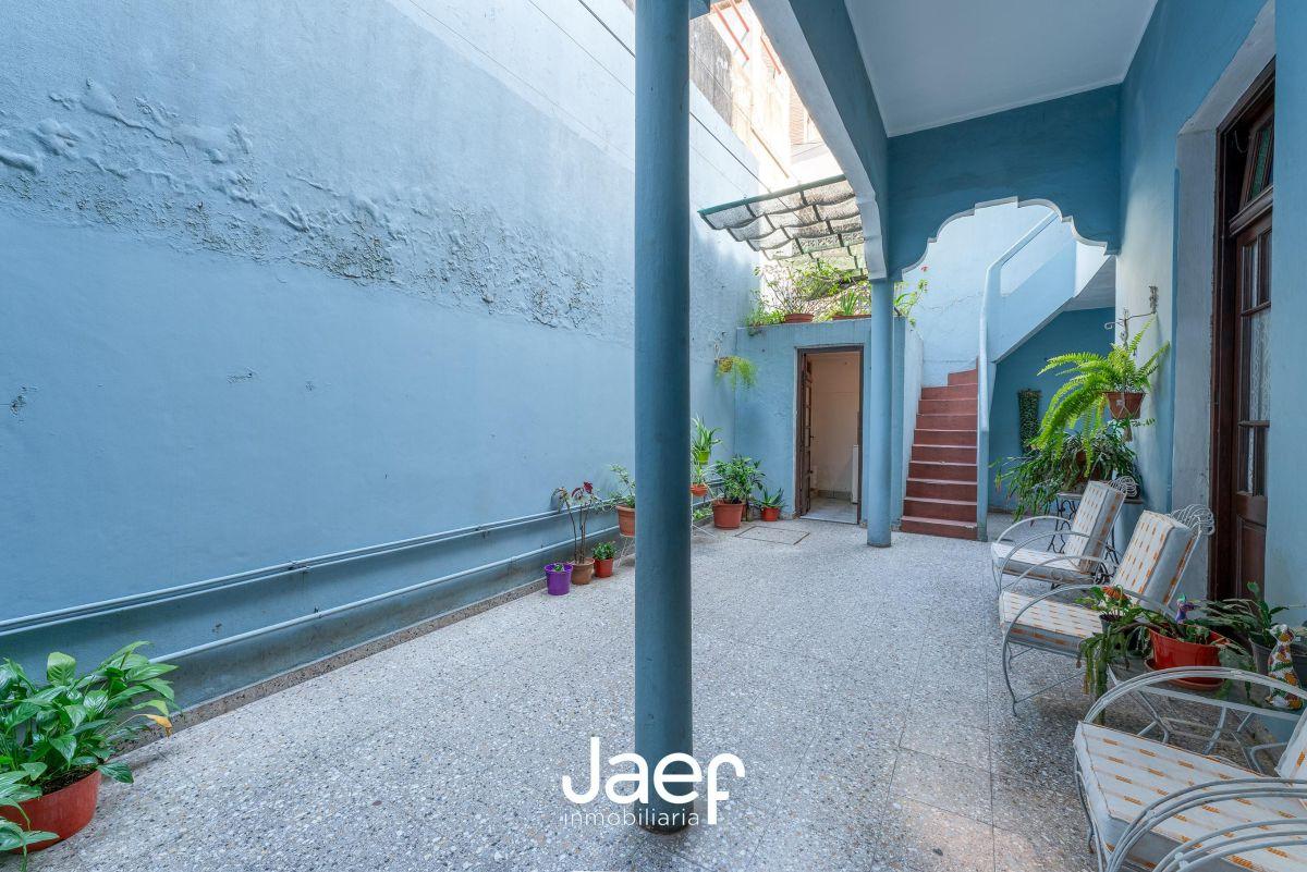 Casa al frente con cochera patio y terraza en Echesortu