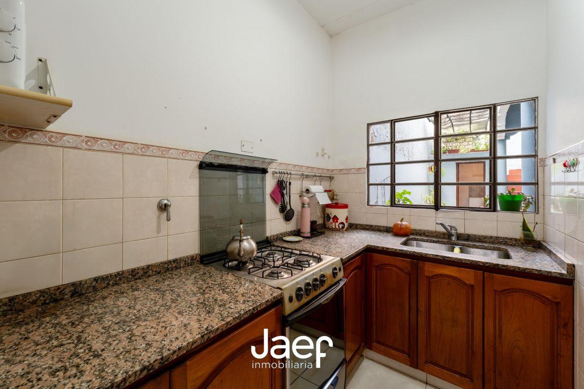 Casa al frente con cochera patio y terraza en Echesortu