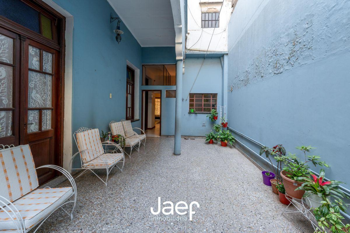 Casa al frente con cochera patio y terraza en Echesortu