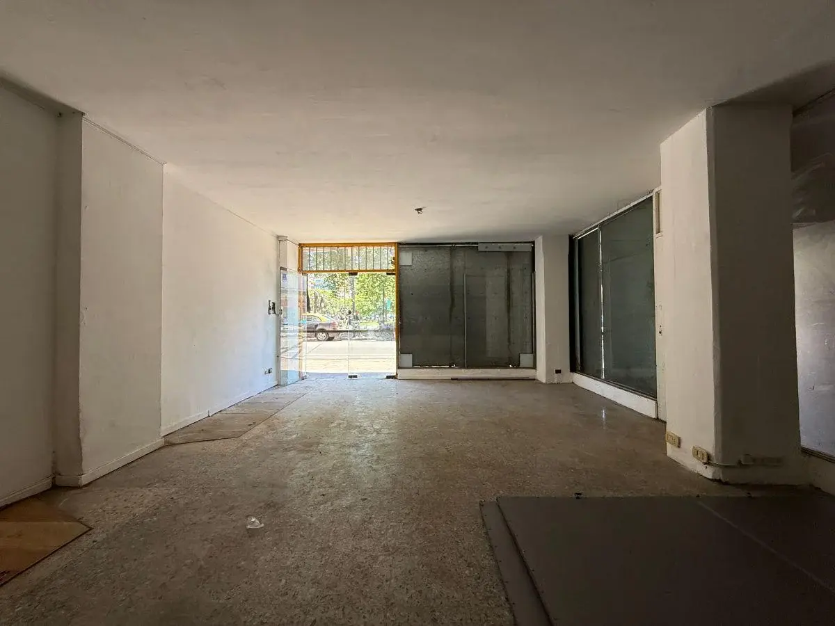 Local con salón comercial y depósito a pasos de calle San Luis 4