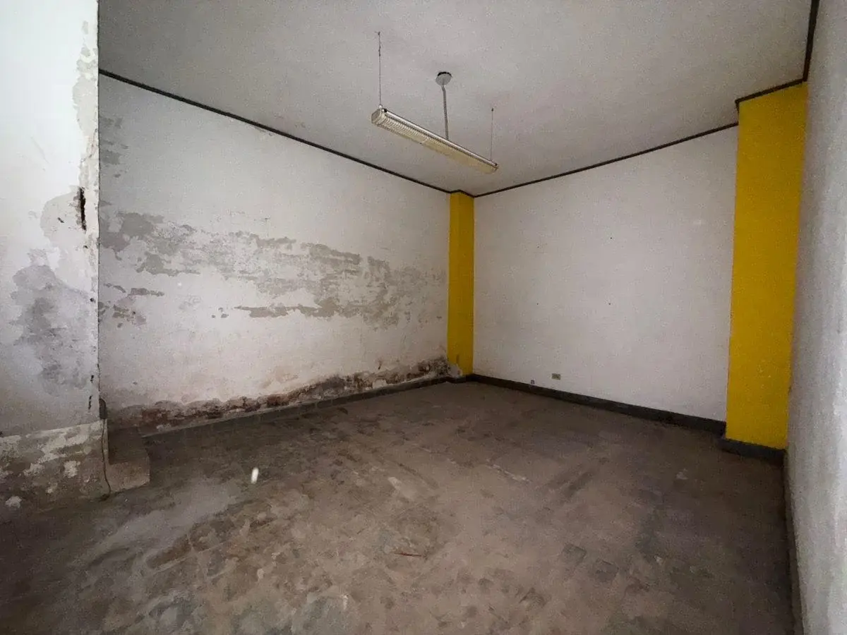 Local con salón comercial y depósito a pasos de calle San Luis 5